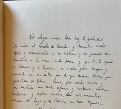 Fotografía de la dedicatoria de Sus Majestades los Reyes en el Libro de Honor del Ayuntamiento de Burela
