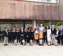 Fotografía de grupo de Sus Majestades los Reyes junto a las jugadoras y cuerpo técnico del "Pescados Rubén Burela F.S.", campeonas de la Cop