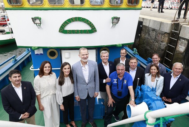 Fotografía de grupo de Sus Majestades los Reyes acompañados por Lino Pernas, encargado del museo y por las autoridades con las que realizaron la visit