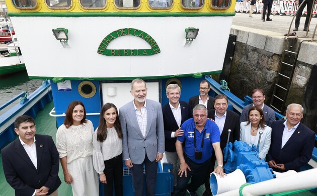Fotografía de grupo de Sus Majestades los Reyes acompañados por Lino Pernas, encargado del museo y por las autoridades con las que realizaron la visit