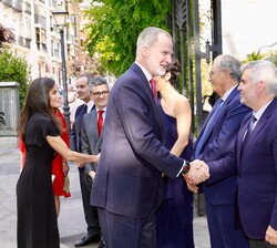 Sus Majestades los Reyes son recibidos por las autoridades a su llegada