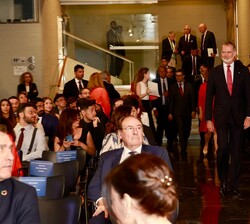 Don Felipe y Doña Letizia a su entrada al anfiteatro