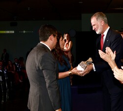 Su Majestad el Rey entrega el Premio Periodismo Narrativo a “Dorada Opacidad: los mecanismos oscuros del tráfico masivo del oro en Sudamérica