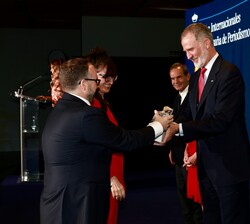Su Majestad el Rey entrega el Premio Periodismo Medioambiental para “Veneno en el grifo: ruta por la España sin derecho al agua potable”, 