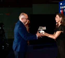 Su Majestad la Reina entrega el Premio al Medio de Comunicación de Iberoamérica para La Prensa (Nicaragua), representado por Juan Lorenzo Holmann Cham