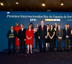 Fotografía de grupo de Sus Majestades los Reyes junto a los premiados y las autoridades