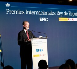 Su Majestad el Rey dirige unas palabras a los asistentes