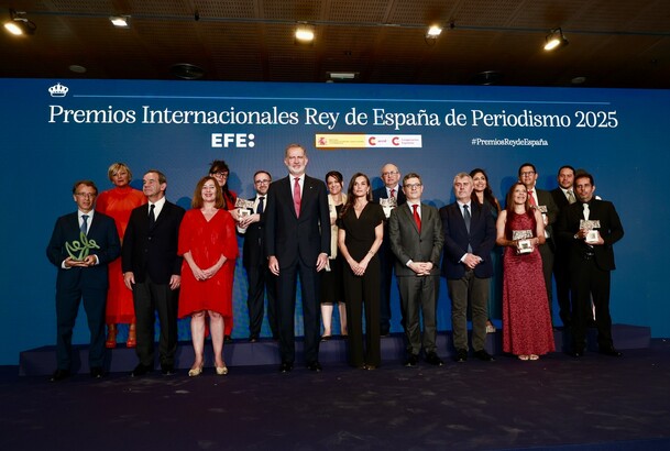 Fotografía de grupo de Sus Majestades los Reyes junto a los premiados y las autoridades