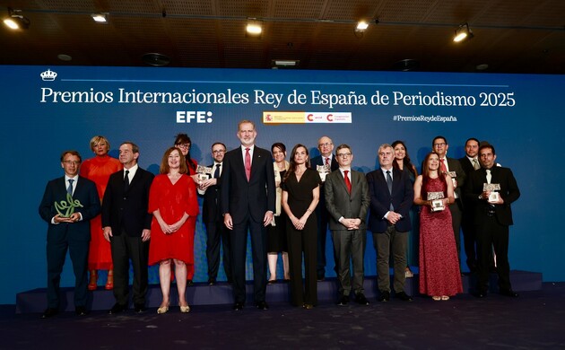Fotografía de grupo de Sus Majestades los Reyes junto a los premiados y las autoridades