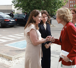 Su Majestad la Reina Doña Sofía recibe el saludo de la directora gerente de la Fundación Centro de Investigación de Enfermedades Neurológicas (CIEN), 