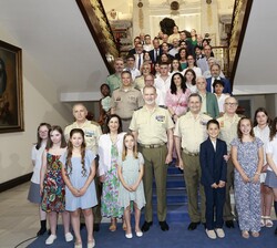 Su Majestad el Rey, en la Escalera de Honor, con los premiados y representantes de los jurados