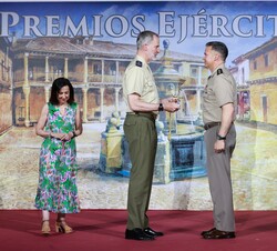 Su Majestad el Rey entrega el premio distinción especial al teniente general Sean C. Bernabe, Deputy Commanding General of United States Army Europe a
