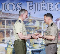Premio distinción especial al teniente general Sean C. Bernabe, entregado por Su Majestad el Rey