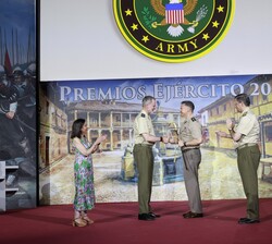 El teniente general Sean C. Bernabe saluda a Su Majestad el Rey tras la entrega del Premio distinción especial