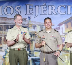 El teniente general Sean C. Bernabe tras la entrega por parte de Su Majestad el Rey del Premio distinción especial