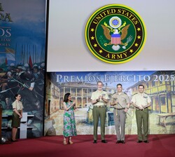 El Rey junto a la ministra de Defensa, Margarita Robles, y el Jefe de Estado Mayor del Ejército, Amador Fernando Enseñat y Berea, tras la entrega del 