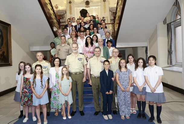 Su Majestad el Rey, en la Escalera de Honor, con los premiados y representantes de los jurados