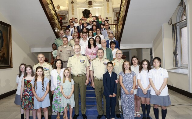 Su Majestad el Rey, en la Escalera de Honor, con los premiados y representantes de los jurados
