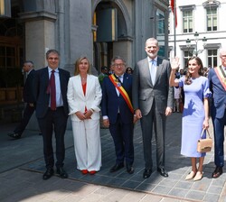 Sus Majestades los Reyes junto a las autoridades que les recibieron a su llegada al Real Teatro Municipal de Brujas (Bélgica)
