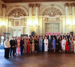 Fotografía de grupo de Sus Majestades los Reyes junto a los alumnos españoles del Colegio de Europa 