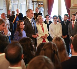 Sus Majestades los Reyes conversan con los alumnos españoles del Colegio de Europa 