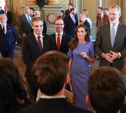 Sus Majestades los Reyes en el Real Teatro Municipal de Brujas (Bélgica), conversan con los alumnos españoles del Colegio de Europa 