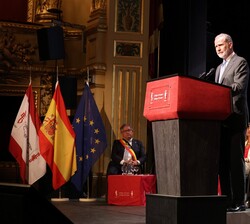 Su Majestad el Rey durante su intervención en el Real Teatro Municipal de Brujas, con ocasión de la clausura del Curso académico 2024/2025 del Colegio