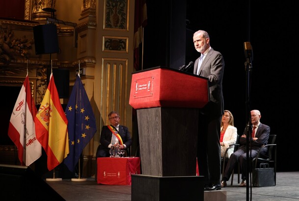 Su Majestad el Rey durante su intervención en el Real Teatro Municipal de Brujas, con ocasión de la clausura del Curso académico 2024/2025 del Colegio