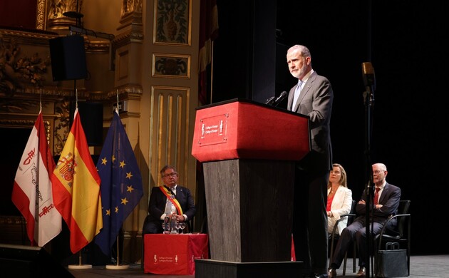 Su Majestad el Rey durante su intervención en el Real Teatro Municipal de Brujas, con ocasión de la clausura del Curso académico 2024/2025 del Colegio