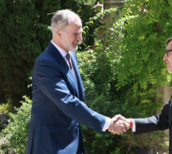 Su Majestad el Rey es recibido por el presidente de la Generalitat de Cataluña, Salvador Illa