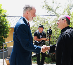 Su Majestad el Rey recibe el saludo del abad de Monserrat, Manel Gasch