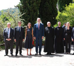 Fotografía de grupo de Sus Majestades los Reyes con las autoridades y miembros de la comunidad benedictina 