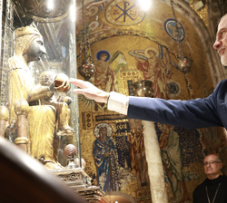 Su Majestad el Rey venera la imagen de la Virgen de Montserrat
