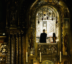Sus Majestades los Reyes en el camarín de la Virgen de Montserrat