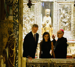 Sus Majestades los Reyes en el camarín de la Virgen de Montserrat