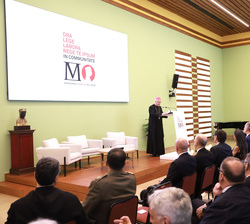 Sus Majestades los Reyes en primera fila de asientos durante la intervención del abad de la Basílica papal de San Pablo Extramuros del Vaticano, Donat
