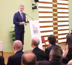 Su Majestad el Rey durante su intervención en el acto de celebración del milenario de la fundación del monasterio de Montserrat