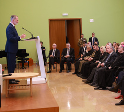 Vista general de la sala durante la intervención de Su Majestad el Rey en el acto de celebración del milenario de la fundación del monasterio de Monts