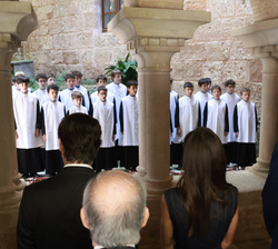 Sus Majestades los Reyes durante la interpretación de la "Salve Regina" y el "Vorolai" por la Escolanía de Montserrat
