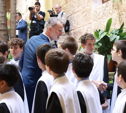 Su Majestad el Rey saluda a los niños de la Escolanía de Montserrat