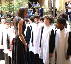 Su Majestad la Reina conversa con los niños de la Escolanía de Montserrat