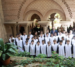 Fotografía de grupo de Sus Majestades los Reyes con los niños de la Escolanía de Montserrat