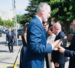 Su Majestad el Rey recibe el bastón de mando del Ayuntamiento de Badia del Vallès de manos de su alcalde, Josep Martínez