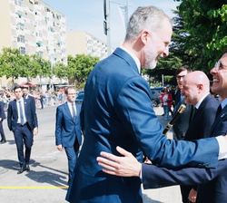 Su Majestad el Rey es recibido por el alcalde de Badía del Vallès, Josep Martínez