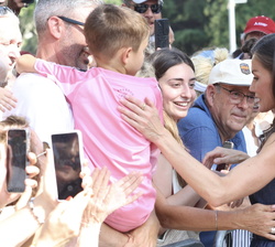 Su Majestad la Reina recibe el saludo de los vecinos de Badia del Vallès