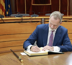 Su Majetsad el Rey firma en el libro de honor del Ayuntamiento de Badia de Vallès