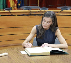 Su Majetsad la Reina firma en el libro de honor del Ayuntamiento de Badia de Vallès