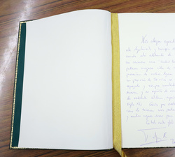 Dedicatoria de Sus Majestades los Reyes en el libro de honor del Ayuntamiento de Badia de Vallès