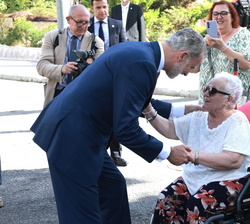 Su Majestad el Rey saluda a una vecina a su salida del Ayuntamiento