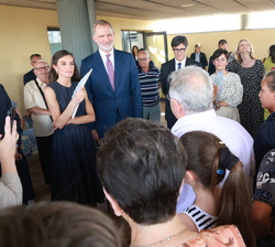 Sus Majestades los Reyes durante su encuentro con con miembros del grupo motor del 50º aniversario y con representantes del Consejo de Infancia